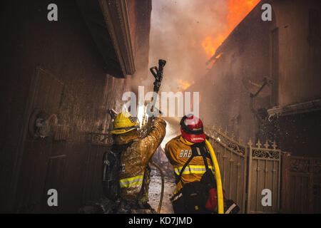 Anahiem Hills, CA, USA. 9th Oct, 2017. The Canyon Fire 2 burns in Anaheim Hills Monday October 9th, 2017. At least six homes were burning by early afternoon as strong Santa Ana Winds forced evacuations in Orange County. Credit: Stuart Palley/ZUMA Wire/Alamy Live News Stock Photo