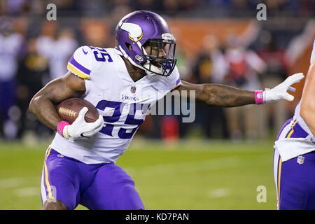 Chicago, Illinois, USA. 09th Oct, 2017. - Vikings #25 Latavius Murray runs with the ball during the NFL Game between the Minnesota Vikings and Chicago Bears at Soldier Field in Chicago, IL. Photographer: Mike Wulf Credit: csm/Alamy Live News Stock Photo