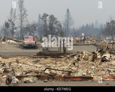 Santa Rosa, USA. 10th Oct, 2017. The burnt out neighbourhood in Santa Rosa, US, 10 October 2017. Cars have been reduced to smoldering scrap, buildings burnt to a shell. Many Californians who fled the onslaught of flames now return to a nightmare. Credit: Barbara Munker/dpa/Alamy Live News Stock Photo