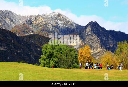 Beijing, China. 11th Oct, 2017. Tourists enjoy the autumn scenery of Haituo Mountain in Yanqing District of Beijing, China, Oct. 11, 2017. Credit: Li Xin/Xinhua/Alamy Live News Stock Photo