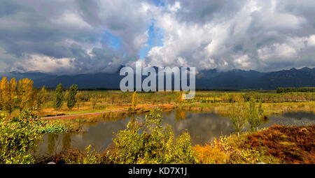 Beijing, China. 11th Oct, 2017. Photo taken on Oct. 11, 2017 shows the autumn scenery of Haituo Mountain in Yanqing District of Beijing, China. Credit: Li Xin/Xinhua/Alamy Live News Stock Photo