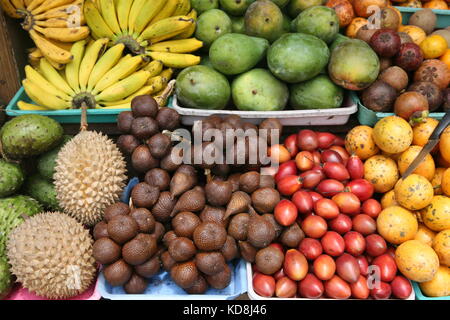 Exotische Früchte auf einem Markt - Exotic fruits on a market - Snakefruit - durian, mangos, banana, Stock Photo