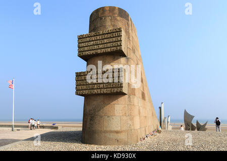 France, Calvados (14), Saint-Laurent-sur-Mer, Omaha Beach, monument de la Libération et derrière sur la plage monument Les Braves du sculpteur Annie-L Stock Photo