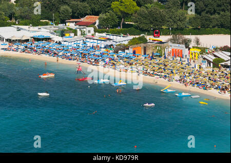 crowded Urbani beach in Sirolo, Parco regionale del Conero, Marche, Italy Stock Photo