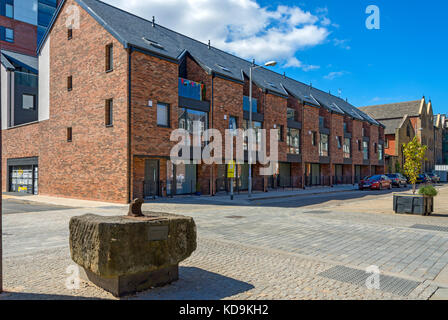 The Residenza townhouse development, George Leigh Street, Ancoats, Manchester, England, UK  In the foreground is Serafino's Stone. Stock Photo