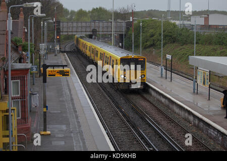 14/04/2017 Birkenhead North railway station. Merseyrail 507031 + 508114 working the 1553 New Brighton - Liverpool James Street Stock Photo