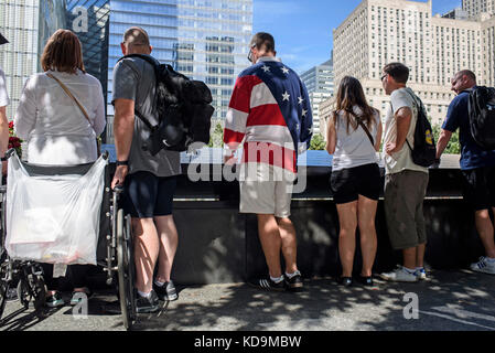 Le patriotisme est devenu très important pour les Américains depuis les attentats du 9-11. Des New-Yorkais viennent se recueillir sur le mémorial du 9 Stock Photo