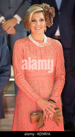 Lisbon, Portugal. 11th Oct, 2017. Queen Máxima of The Netherlands at the University in Lisbon, on October 11, 2017, for a meeting with students at the 2nd of a 3 days State-visit to Portugal Photo: Albert Nieboer / Netherlands OUT / Point De Vue Out   - NO WIRE SERVICE - Photo: Albert Nieboer/RoyalPress/dpa Credit: dpa picture alliance/Alamy Live News Stock Photo