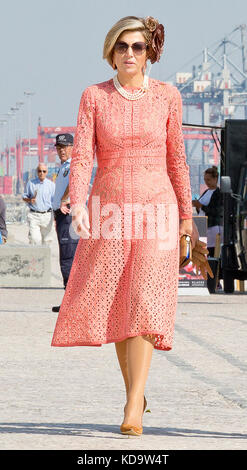 Lisbon, Portugal. 11th Oct, 2017. Queen Máxima of The Netherlands in Lisbon, on October 11, 2017, pose for the media at the river Taag at the 2nd of a 3 days State-visit to Portugal Photo: Albert Nieboer / Netherlands OUT / Point De Vue Out   - NO WIRE SERVICE - Photo: Albert Nieboer/RoyalPress/dpa Credit: dpa picture alliance/Alamy Live News Stock Photo