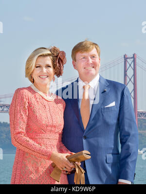 Lisbon, Portugal. 11th Oct, 2017. King Willem-Alexander and Queen Máxima of The Netherlands in Lisbon, on October 11, 2017, pose for the media at the river Taag at the 2nd of a 3 days State-visit to Portugal Credit: Albert Nieboer/Netherlands OUT/Point De Vue Out - NO WIRE SERVICE - Credit: Albert Nieboer/RoyalPress/dpa/Alamy Live News Stock Photo