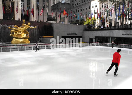 New York, USA. 11th Oct, 2017. Ice skaters on the ice rink at the Rockefeller Center in New York, USA, 11 October 2017. Credit: Johannes Schmitt-Tegge/dpa/Alamy Live News Stock Photo