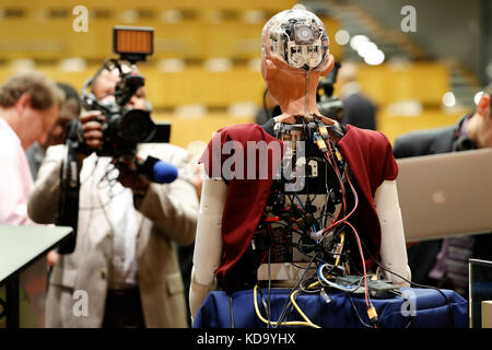 United Nations, New York, USA. 11th Oct, 2017. Sophia, a life-like humanoid robot, is pictured at the New York, Oct. 11, 2017. Sophia was here attending a meeting on 'The Future of Everything - Sustainable Development in the Age of Rapid Technological Change'. Credit: Li Muzi/Xinhua/Alamy Live News Stock Photo