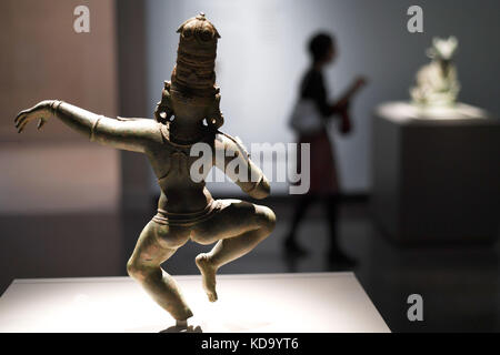 Washington, USA. 11th Oct, 2017. A visitor views artworks from India at the Freer Gallery of Art in Washington, DC, the United States, on Oct. 11, 2017. Freer Gallery of Art, together with its adjacent sister museum, the Arthur M. Sackler Gallery, both part of the Smithsonian national museums and host to some best Asian art collections in the world, will launch a week-long reopening celebration from Saturday night. The galleries are revitalized after a nearly two-year renovation. Credit: Yin Bogu/Xinhua/Alamy Live News Stock Photo