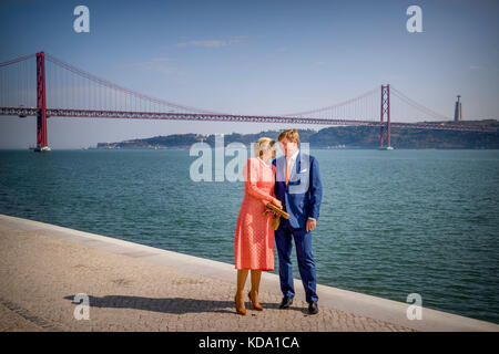 Lisbon, Portugal. 11th Oct, 2017. King Willem-Alexander and Queen Maxima of The Netherlands at the Taco river in Lisbon, Portugal, 11 October 2017. The King and Queen of The Netherlands are in Portugal for an three day state visit. Credit: Patrick van Katwijk - /POINT DE VUE OUT - NO WIRE SERVICE · Credit: Patrick van Katwijk/Dutch Photo Press/dpa/Alamy Live News Stock Photo