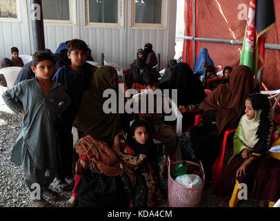 (171012) -- SPIN BULDAK (AFGHANISTAN), Oct. 12, 2017 (Xinhua) -- Afghan people returning from Pakistan wait for trucks to go home at the Spin Buldak border of southern Kandahar province, Afghanistan, Oct. 12, 2017. (Xinhua/Sanaullah Seaim) (hy) Stock Photo