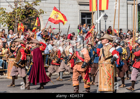 Madrid, Spain - October 12, 2017: Soldiers of old Spanish Tercios in traditional costume marching in Spanish National Day Army Parade. Several troops take part in the army parade for Spain's National Day. King Felipe VI, Queen Letizia and Spanish Prime Minister Mariano Rajoy presided over the parade. Juan Jimenez/Alamy Live News Stock Photo