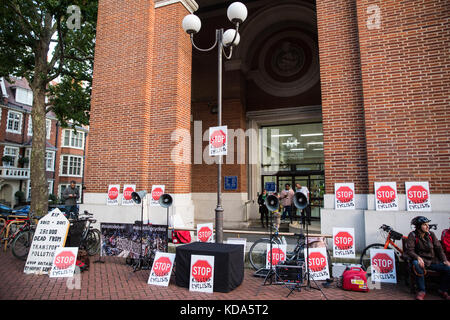 London, UK. 12th Oct, 2017. Activists from the Stop Killing Cyclists campaign hold a die-in and vigil outside Kensington and Chelsea town hall to mark the death of 36-year-old cyclist Charlotte Landi on 27th September after being struck by an HGV on Chelsea Bridge. The London Borough of Kensington and Chelsea has been criticised by cycle campaigners for blocking protected cycle highways and refusing to implement 20mph speed limits. Credit: Mark Kerrison/Alamy Live News Stock Photo