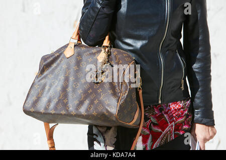 MILAN - JANUARY 13: Woman with brown checkered Louis Vuitton bag – Stock  Editorial Photo © AndreaA. #272276998