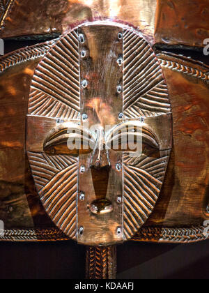 KOTA BANTU GABON Ethnic metal face reliquary art made by The Bakota (Kota) people, a Bantu ethnic group from Gabon Stock Photo