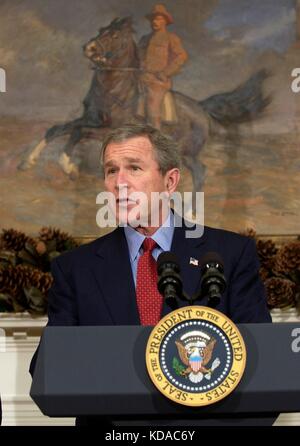 U.S. President George W. Bush speaks at the White House Roosevelt Room December 13, 2003 in Washington, DC. Stock Photo