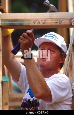 President Bill Clinton works to frame a house during a Habitat for Humanity house in Atlanta, Georgia. The build included volunteers such as Bill, Che Stock Photo