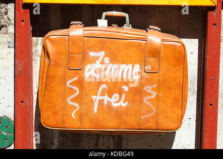 Old  leather Suitcase with Letters room freely ( Zeiimer frei in german) at a hotel, Germany, Europe I Alter Koffer mit Aufschrift Zimmer Frei vor ein Stock Photo