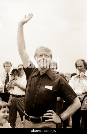 Jimmy Carter waves goodbye to John Glenn at the Plains, Georgia airport after interviewing him as a possible vice presidential running mate. - To lice Stock Photo