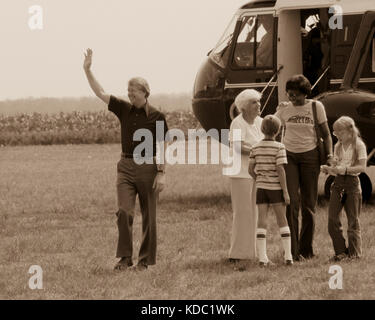 President Jimmy Carter disembarks Marine One - arriving in Plains, GA. With the President is his mother, Lillian Carter, a young friend of Amy's (back Stock Photo