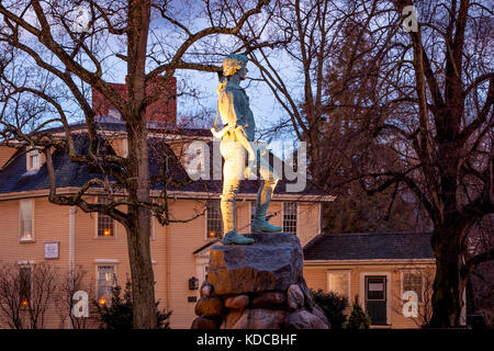 Statue of Lexington Minuteman with Buckman Tavern beyond, Lexington, Massachusetts, USA Stock Photo