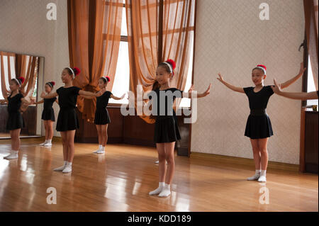 Des jeunes nord coréens s’initient à la broderie, la musique, la danse et à la calligraphie au palais des enfants de Pyongyang le 13 octobre 2012. Nor Stock Photo