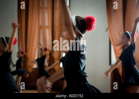 Des jeunes nord coréens s’initient à la broderie, la musique, la danse et à la calligraphie au palais des enfants de Pyongyang le 13 octobre 2012. Nor Stock Photo