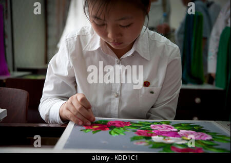 Des jeunes nord coréens s’initient à la broderie, la musique, la danse et à la calligraphie au palais des enfants de Pyongyang le 13 octobre 2012. Nor Stock Photo