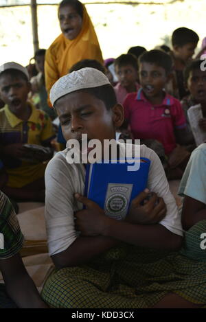 Rohingya Children are learning the Qur'an in a Madrasa at the Balukhali makeshift camp in Cox's Bazar, Bangladesh on October 10, 2017. Stock Photo