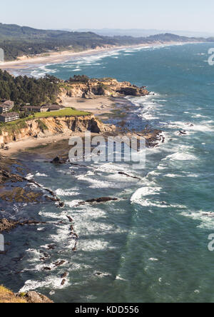 Stunning view of the Pacific coast between Newport and Lincoln in Oregon in the Northwest part of the USA, from a viewpoint off the 101 highway that f Stock Photo