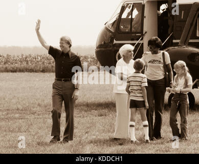 President Jimmy Carter disembarks Marine One - arriving in Plains, GA. With the President is his mother, Lillian Carter, daughter Amy accompanied by h Stock Photo