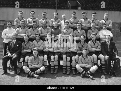 Wolverhampton Wanderers FC 1947-48 team back row Jimmy Mullen, Dennis Westcott, Alex Simpson, Jesse Pye, G Palmer, Gordon Brice, Terry Springthorpe, Laurie Kelly, J Garrie. Middle row Smith (trainer), Dennis  Thornhill, Bill Baxter, Tom Galley, Bert williams, Angus McLean, Bill Shorthouse, Sammy Smythe, Jack Davies (trainer), Front row Ted Vizard (manager), Johnny Hancocks, E Stevenson, Jimmy Dunn, Billy Wright, Fred Ramscar, Willie Forbes, Roy Swinbourne, Jack Howley (secretary), Brian Siddall & Roy Pritchard on floor. Stock Photo