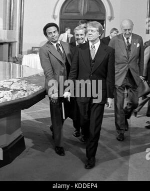 President Jimmy Carter flanked by his Ambassador to the United Nations, Andrew J. Young (left), walk into a meeting at The Smithsonian Institution's C Stock Photo