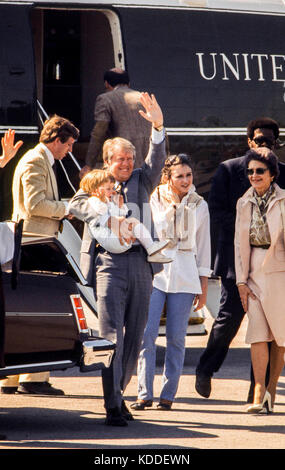 President Jimmy Carter disembarks Marine One holding grandson Jason Carter in his arm beginning an Easter weekend visit to Calhoun, Georgia in 1979. G Stock Photo