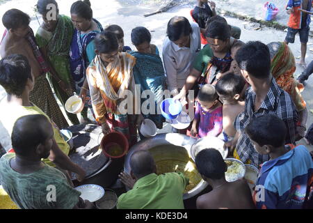 Dhaka, Bangladesh. 13th October, 2017. A Bangladeshi man gives free food to the underprivileged children and people at park in Dhaka, Bangladesh, October 13, 2017. Credit: SK Hasan Ali/Alamy Live News Stock Photo