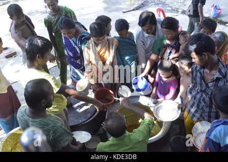 Dhaka, Bangladesh. 13th October, 2017. A Bangladeshi man gives free food to the underprivileged children and people at park in Dhaka, Bangladesh, October 13, 2017. Credit: SK Hasan Ali/Alamy Live News Stock Photo