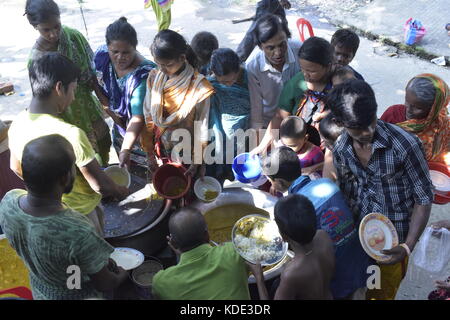 Dhaka, Bangladesh. 13th October, 2017. A Bangladeshi man gives free food to the underprivileged children and people at park in Dhaka, Bangladesh, October 13, 2017. Credit: SK Hasan Ali/Alamy Live News Stock Photo