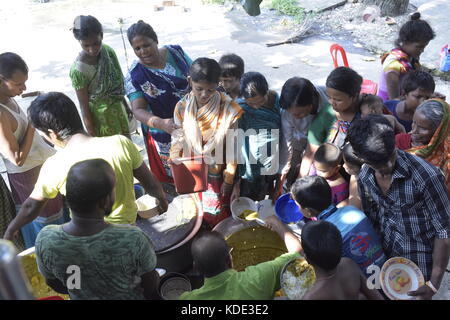 Dhaka, Bangladesh. 13th October, 2017. A Bangladeshi man gives free food to the underprivileged children and people at park in Dhaka, Bangladesh, October 13, 2017. Credit: SK Hasan Ali/Alamy Live News Stock Photo