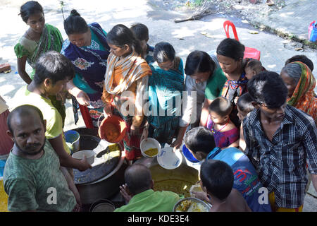 Dhaka, Bangladesh. 13th October, 2017. A Bangladeshi man gives free food to the underprivileged children and people at park in Dhaka, Bangladesh, October 13, 2017. Credit: SK Hasan Ali/Alamy Live News Stock Photo