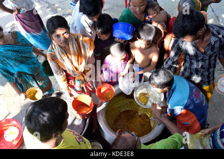 Dhaka, Bangladesh. 13th October, 2017. A Bangladeshi man gives free food to the underprivileged children and people at park in Dhaka, Bangladesh, October 13, 2017. Credit: SK Hasan Ali/Alamy Live News Stock Photo