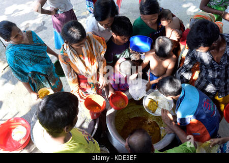 Dhaka, Bangladesh. 13th October, 2017. A Bangladeshi man gives free food to the underprivileged children and people at park in Dhaka, Bangladesh, October 13, 2017. Credit: SK Hasan Ali/Alamy Live News Stock Photo