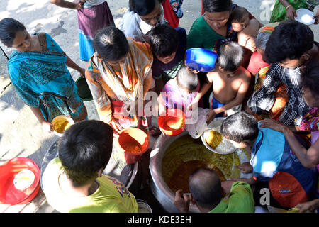 Dhaka, Bangladesh. 13th October, 2017. A Bangladeshi man gives free food to the underprivileged children and people at park in Dhaka, Bangladesh, October 13, 2017. Credit: SK Hasan Ali/Alamy Live News Stock Photo