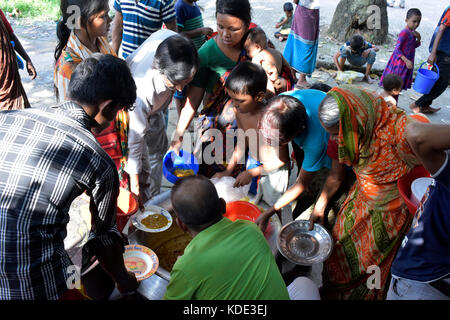 Dhaka, Bangladesh. 13th October, 2017. A Bangladeshi man gives free food to the underprivileged children and people at park in Dhaka, Bangladesh, October 13, 2017. Credit: SK Hasan Ali/Alamy Live News Stock Photo