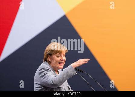Osnabrueck, Germany. 13th Oct, 2017. German Chancellor Angela Merkel speaks at an campaign event in Osnabrueck, Germany, 13 October 2017. The election for a new regional parliament in the German state Lower Saxony will be held on Sunday, 15 October 2017. Credit: Friso Gentsch/dpa/Alamy Live News Stock Photo