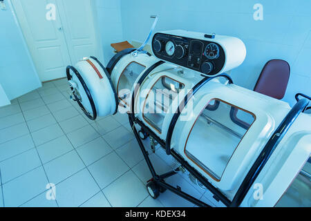 Hyperbaric oxygen chamber Stock Photo - Alamy