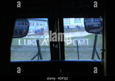 Flying into a dangerous airport in Lukla, Nepal Stock Photo